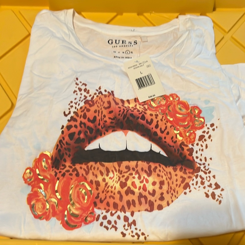 Guess lips tee shirt L NWT